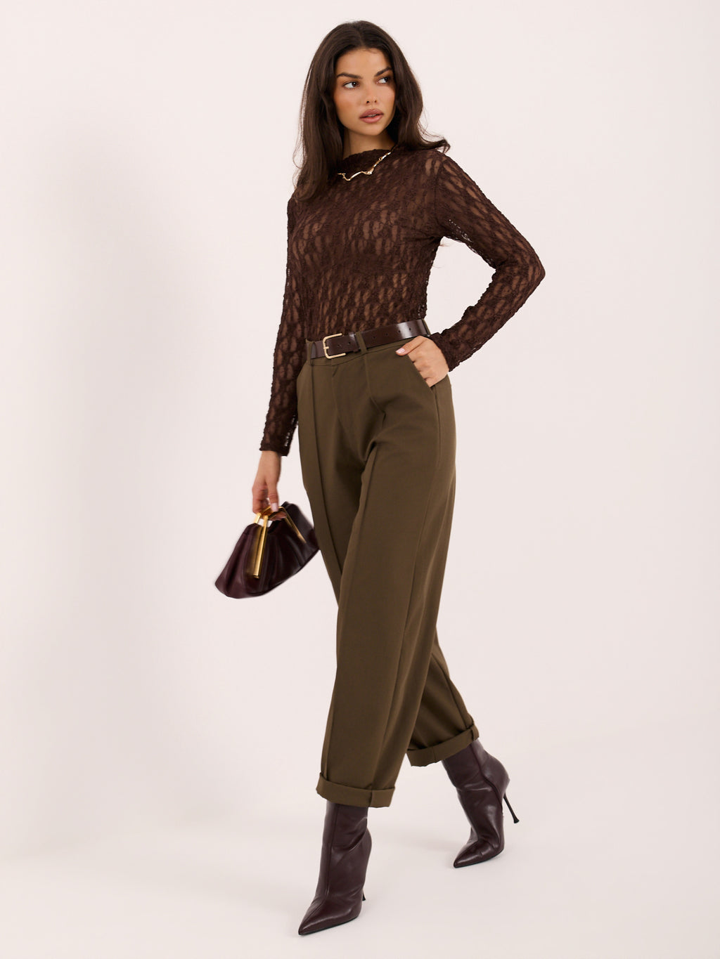 Pantalón carrot khaki con cinturón