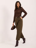Pantalón carrot khaki con cinturón