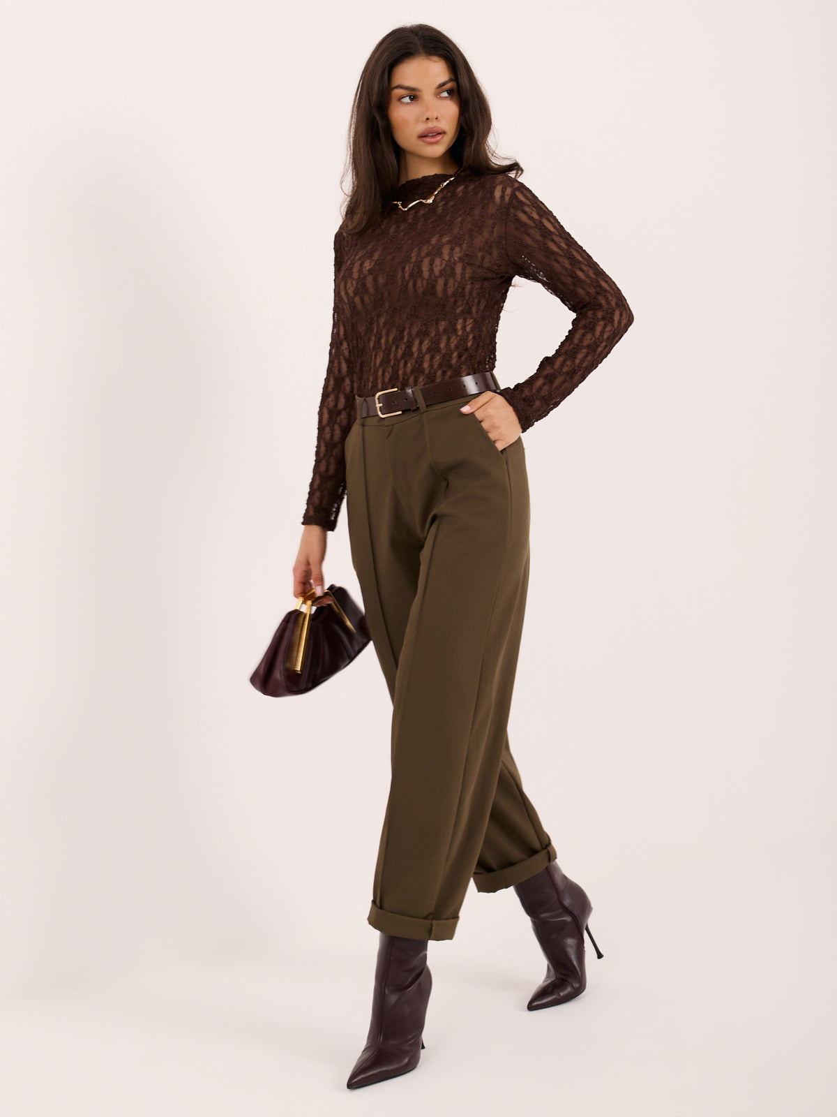 Pantalón carrot khaki con cinturón