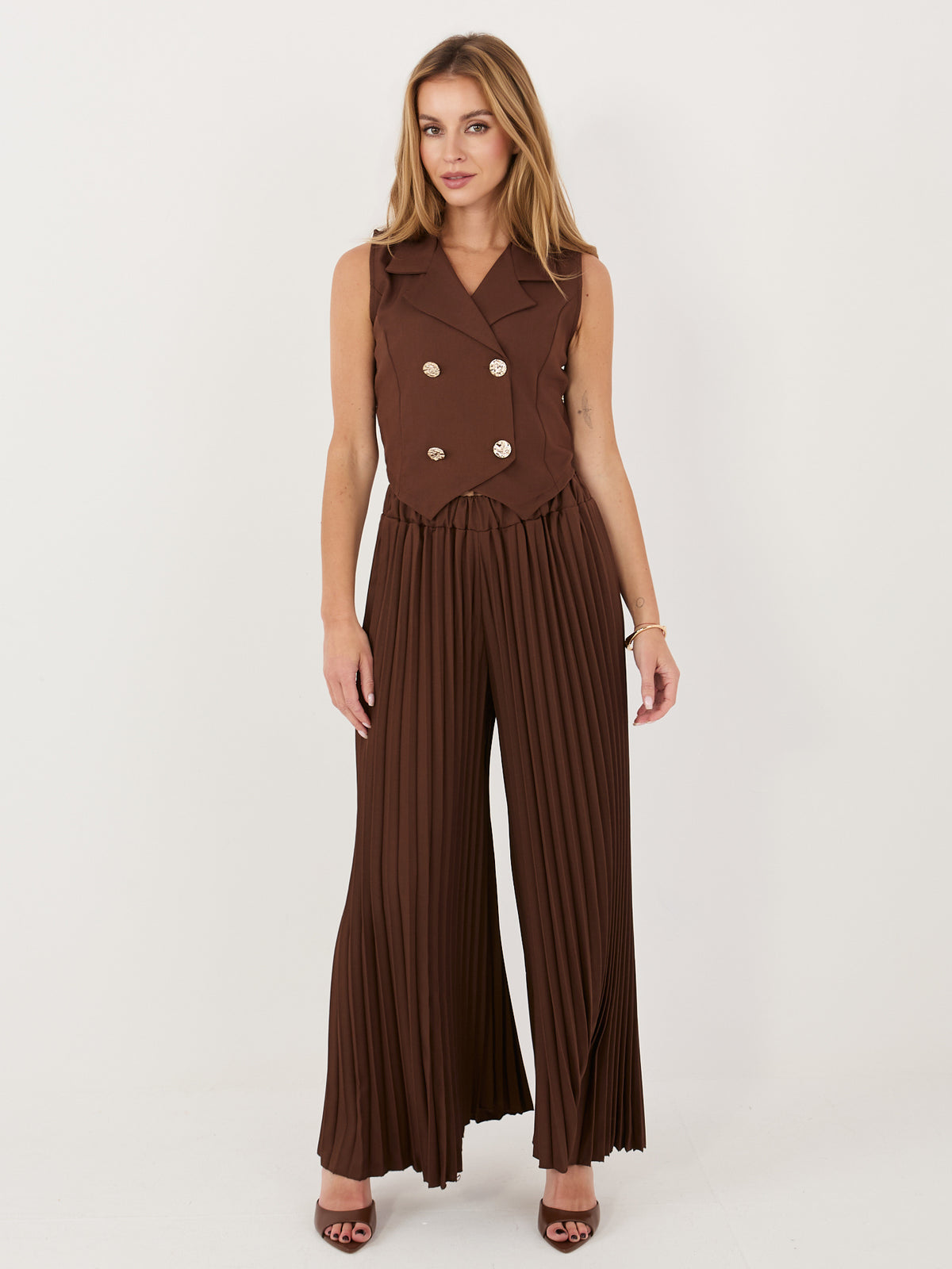 Conjunto chocolate con chaleco cruzado