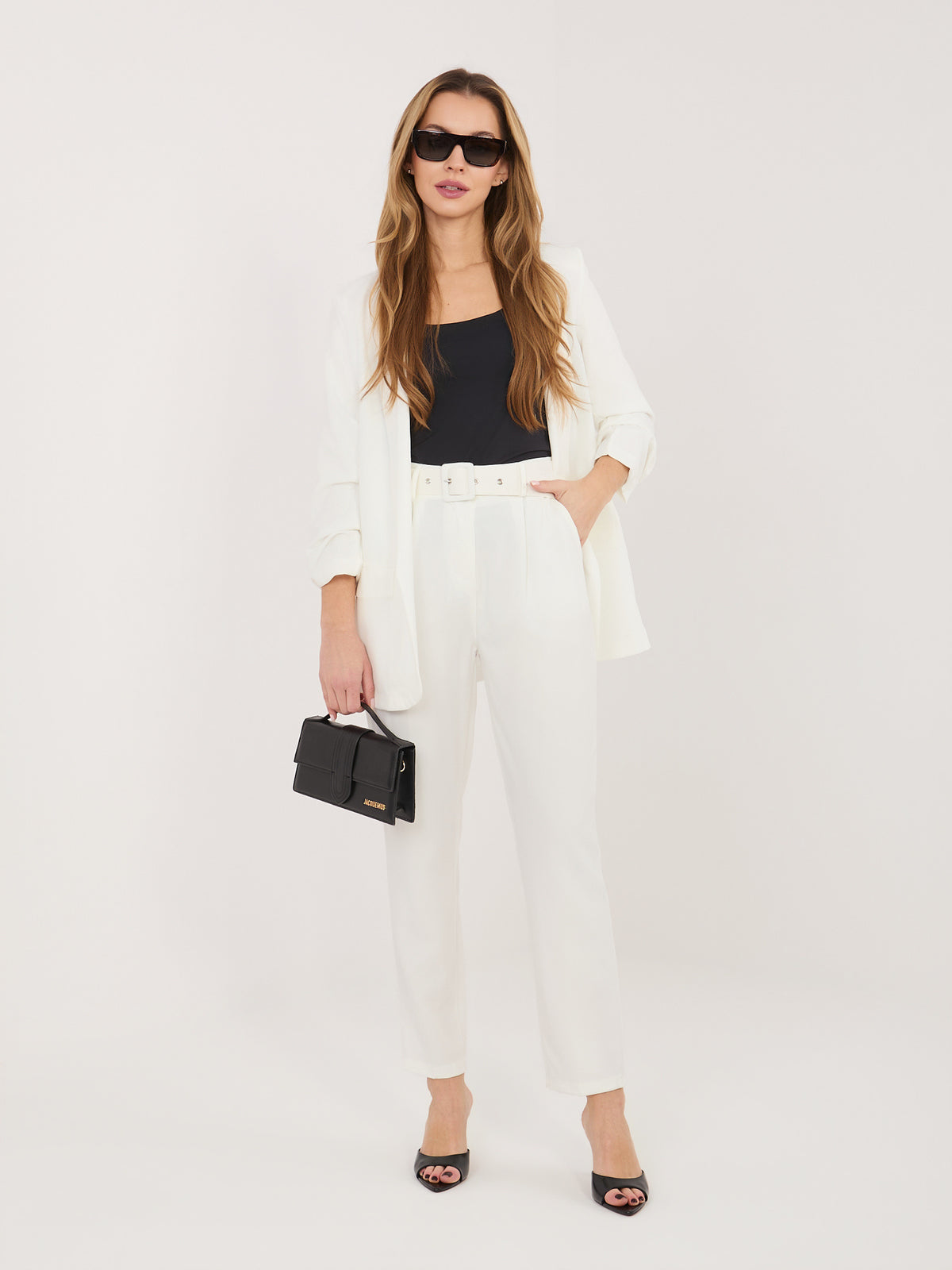 Conjunto elegante ecru con cinturón
