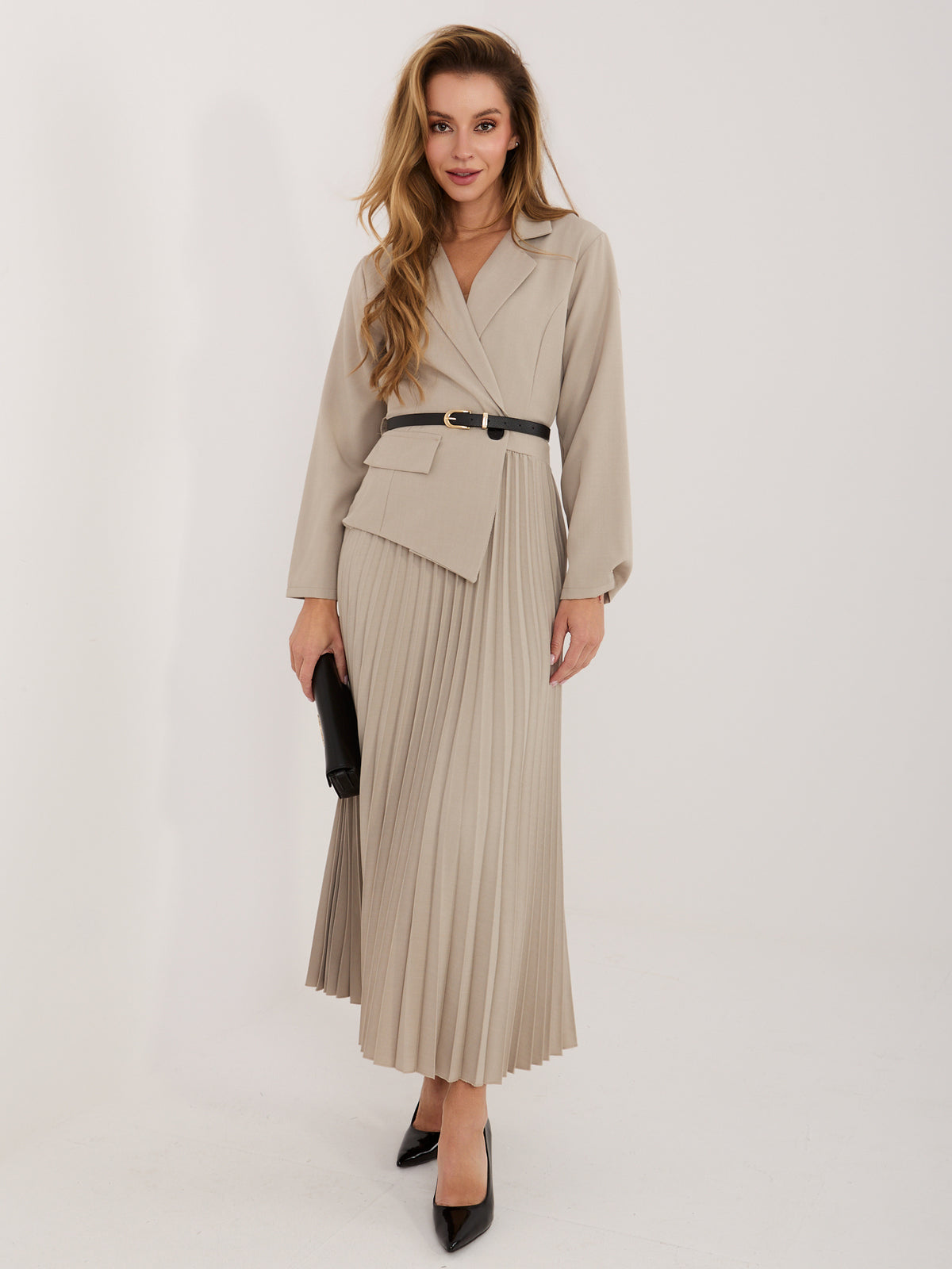 Vestido elegante beige con cinturón
