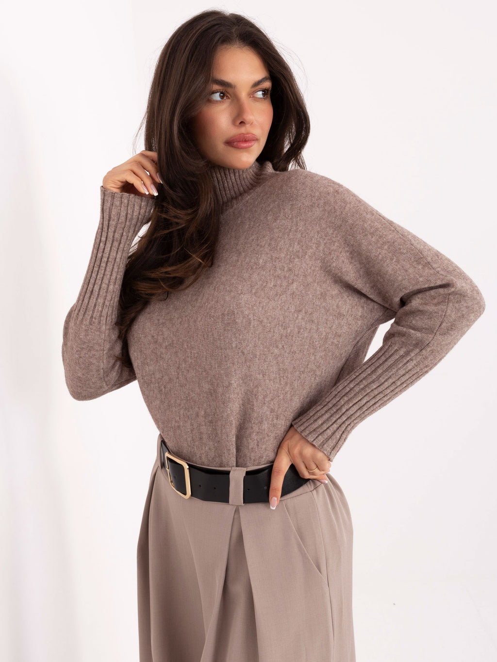 Jersey oversized fango con cuello alto