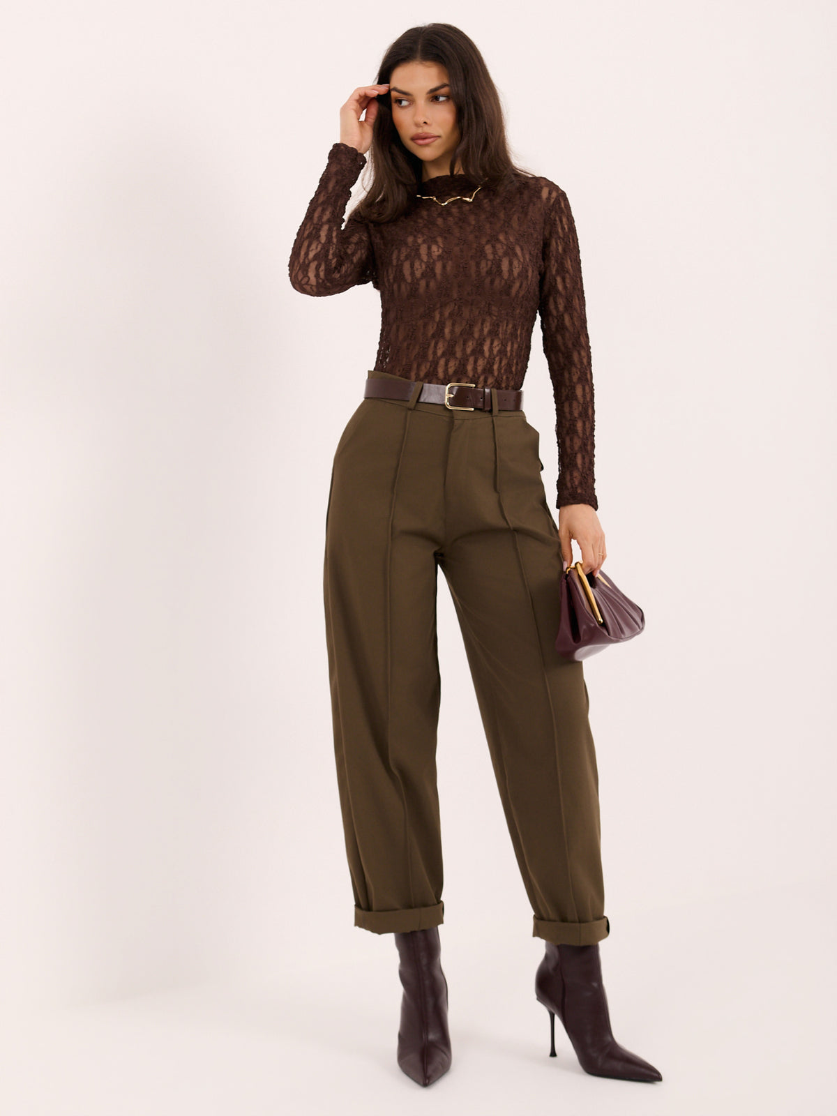 Pantalón carrot khaki con cinturón