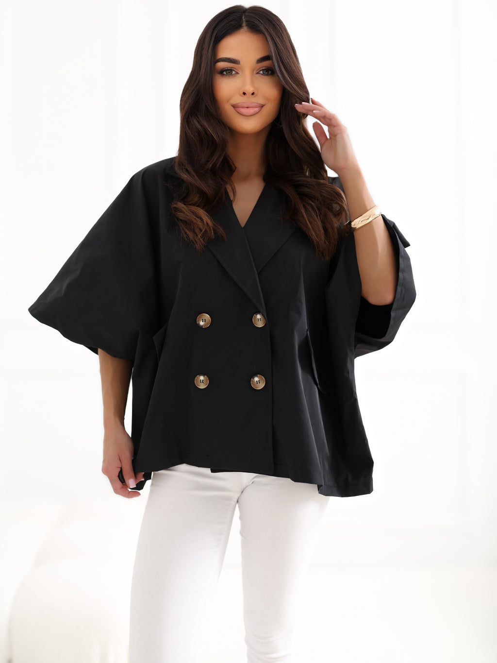 Abrigo Oversize Negro Manga Corta