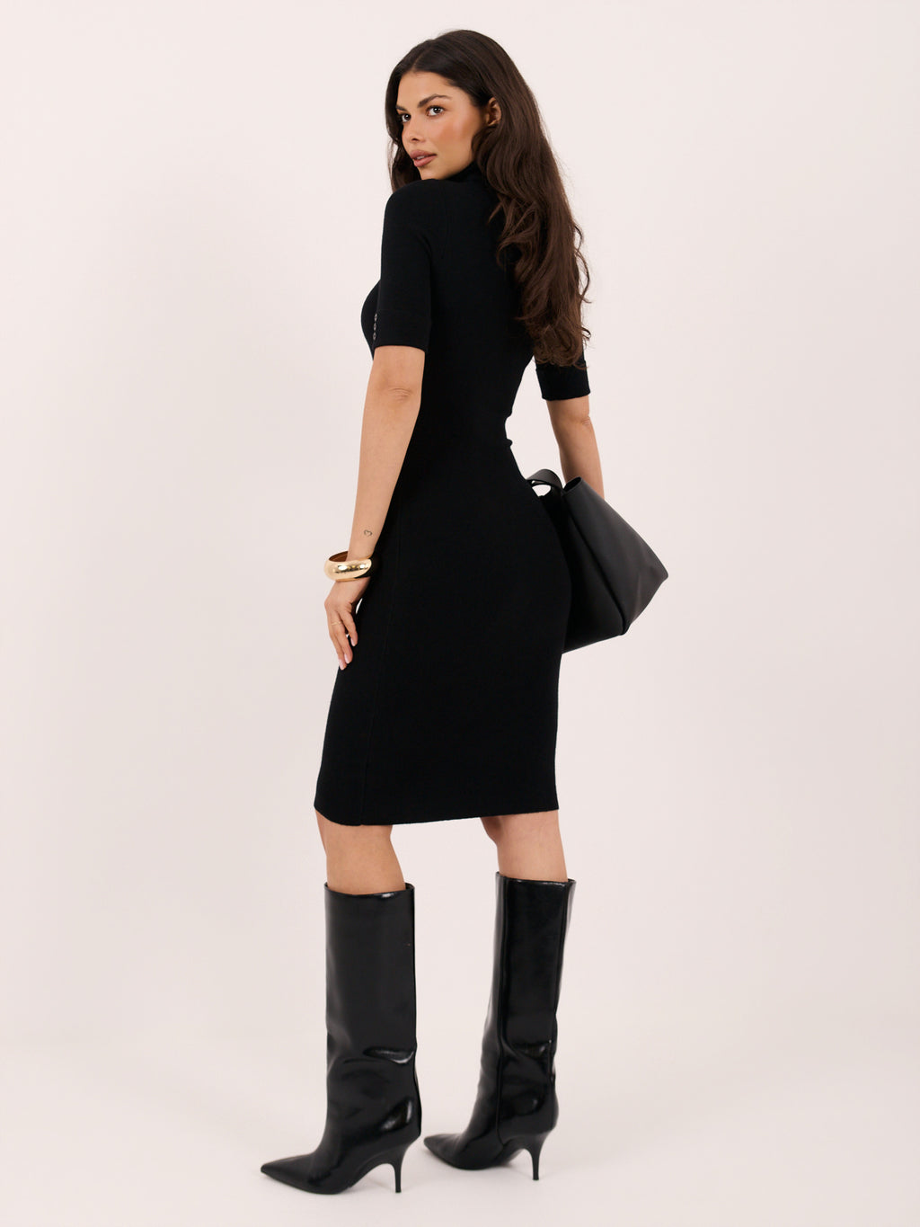 Vestido negro ajustado con botones en mangas