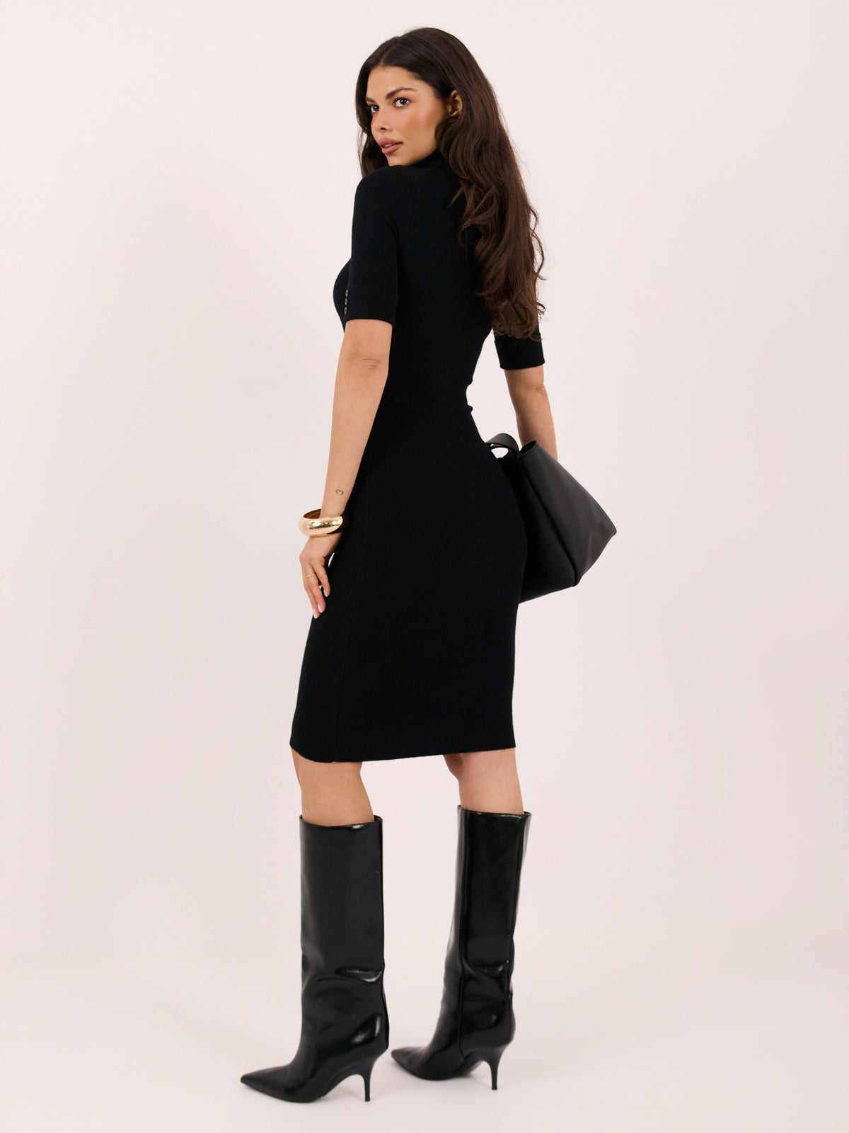 Vestido negro ajustado con botones en mangas