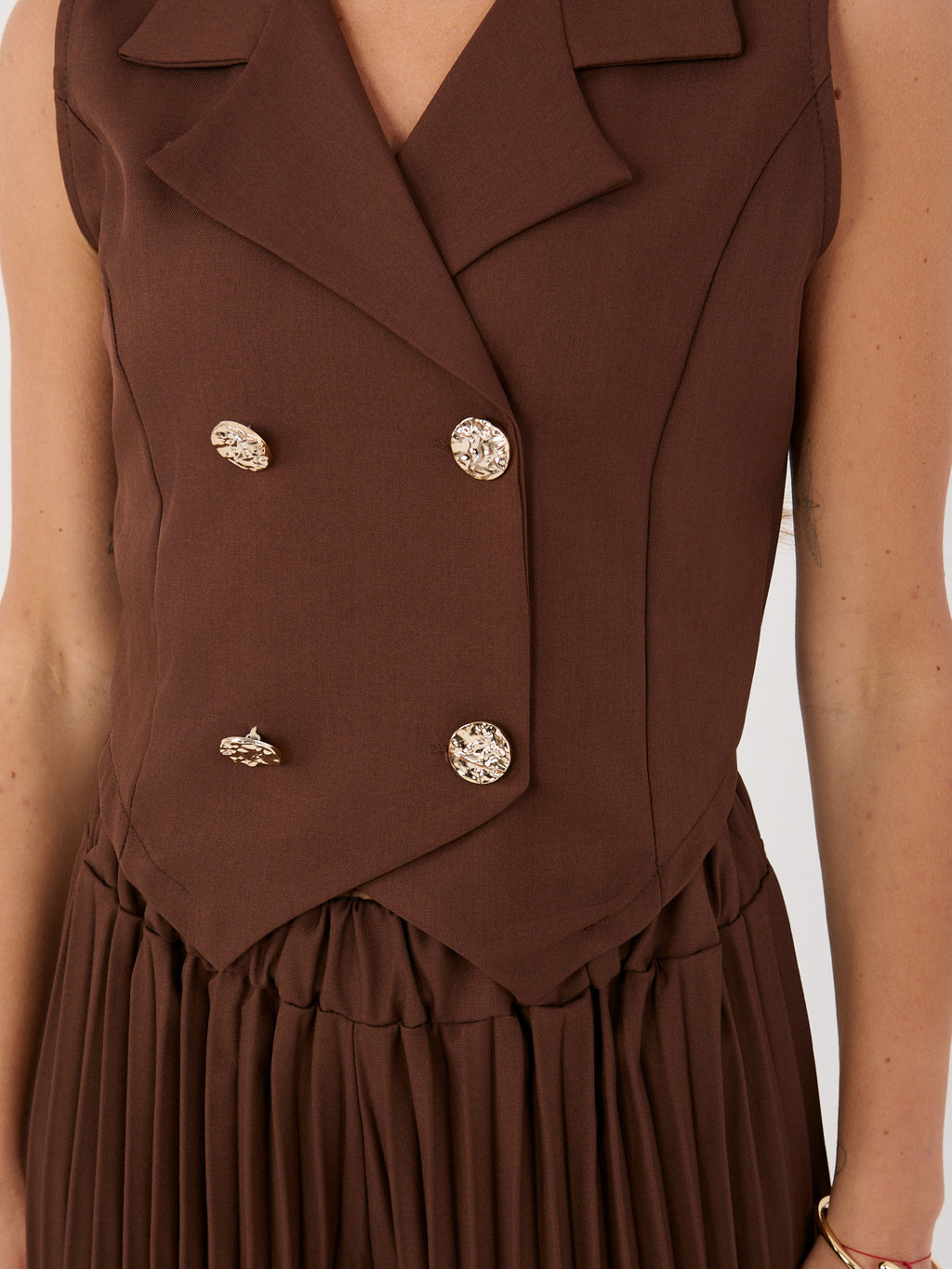 Conjunto chocolate con chaleco cruzado