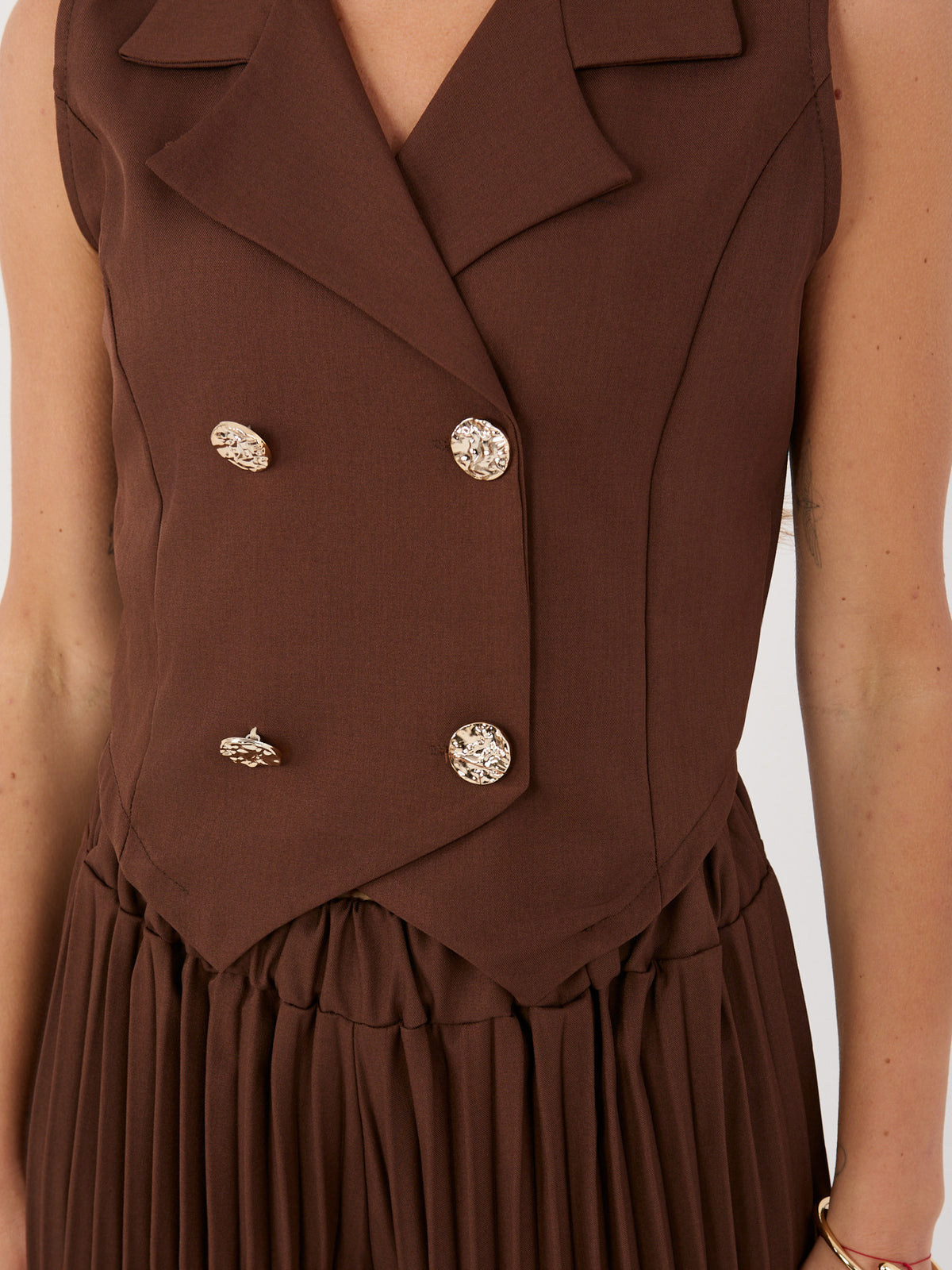 Conjunto chocolate con chaleco cruzado