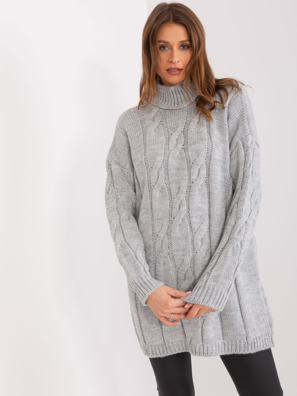Vestido de punto gris con cuello alto