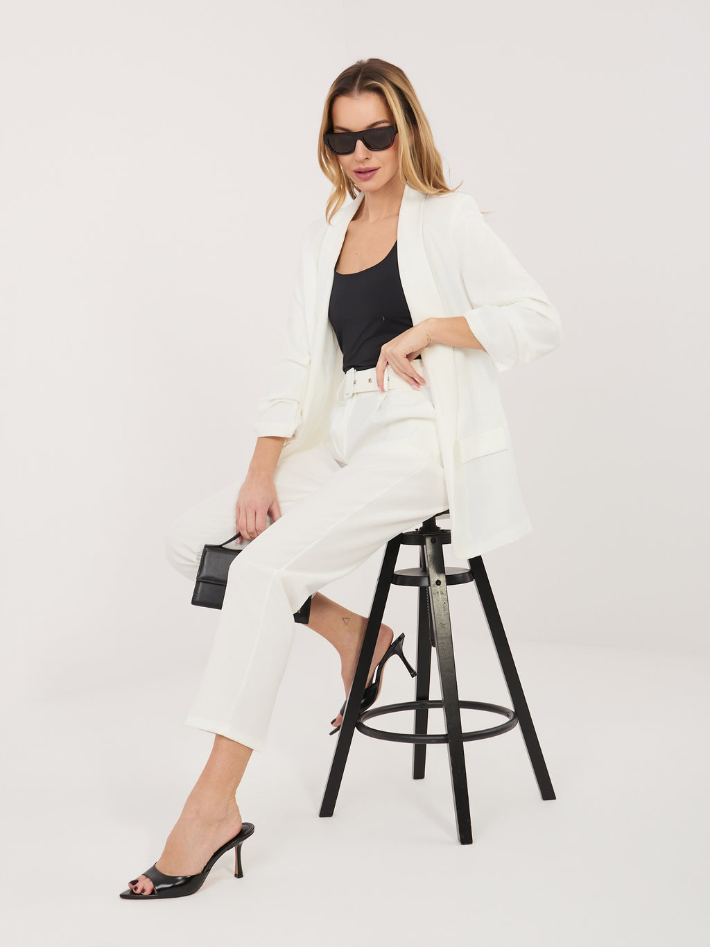 Conjunto elegante ecru con cinturón