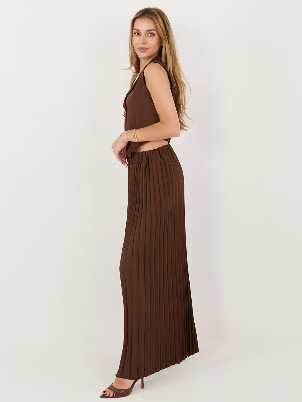 Conjunto chocolate con chaleco cruzado