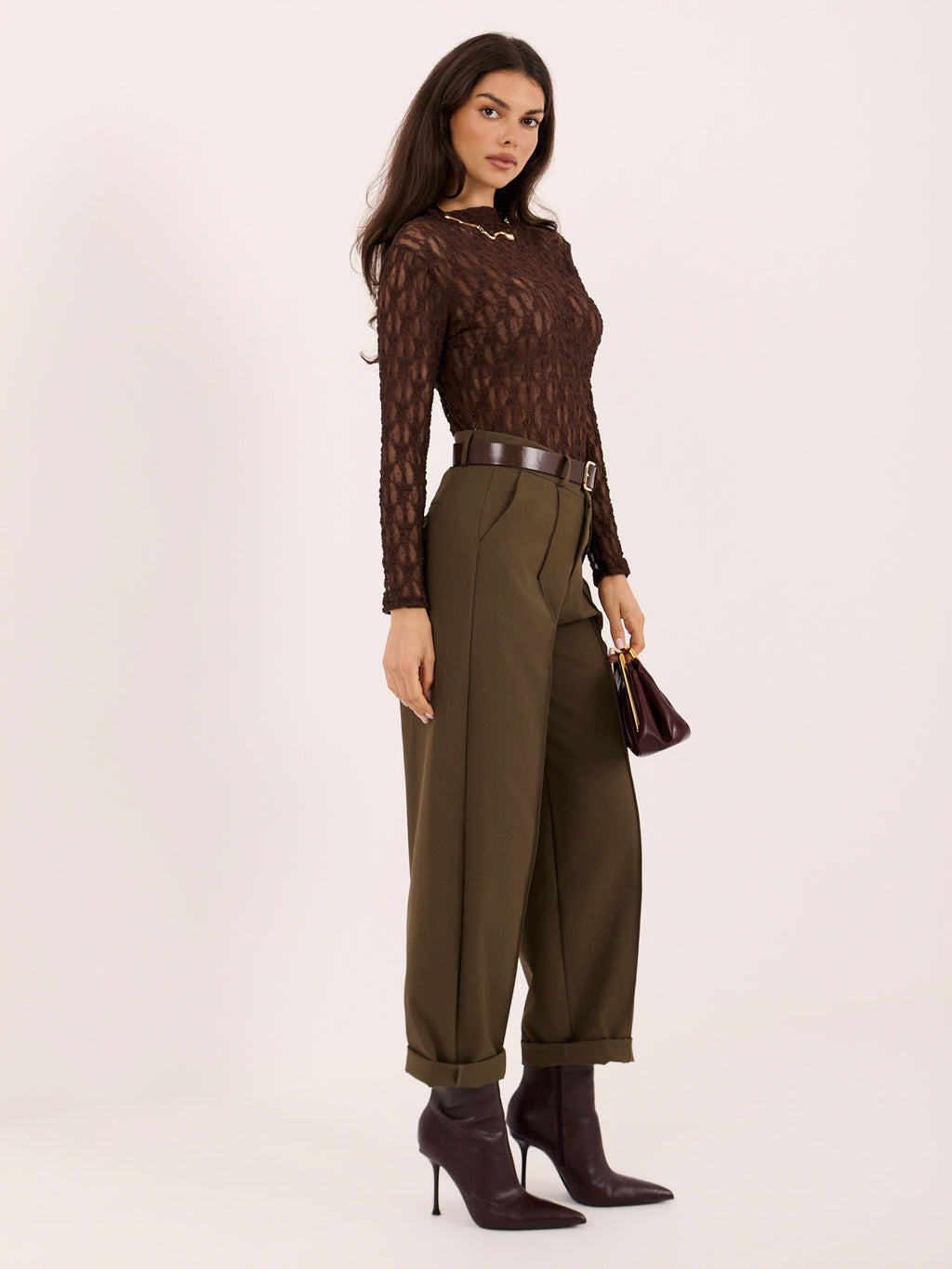 Pantalón carrot khaki con cinturón