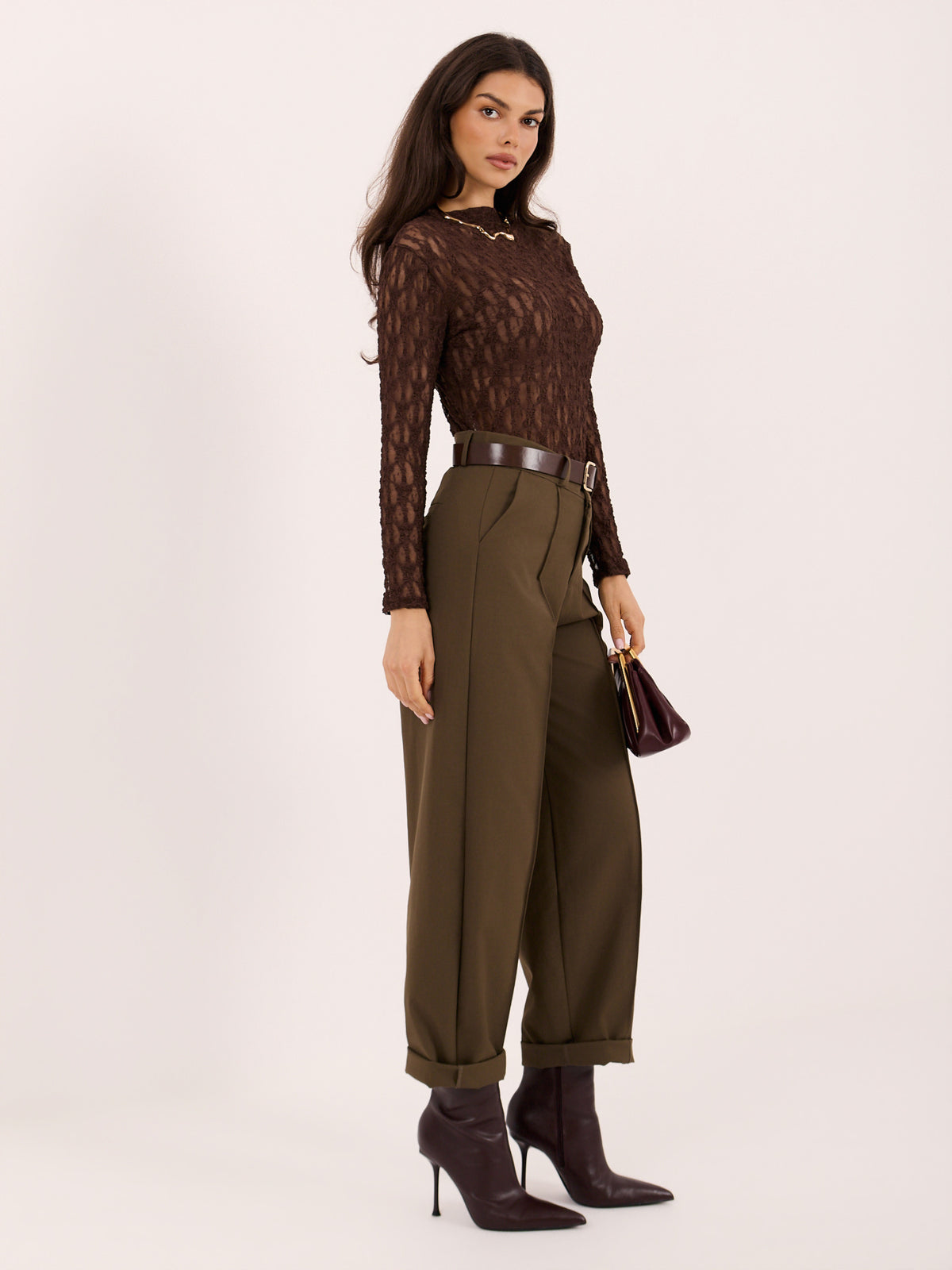 Pantalón carrot khaki con cinturón