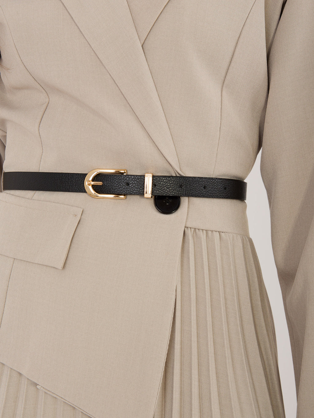 Vestido elegante beige con cinturón