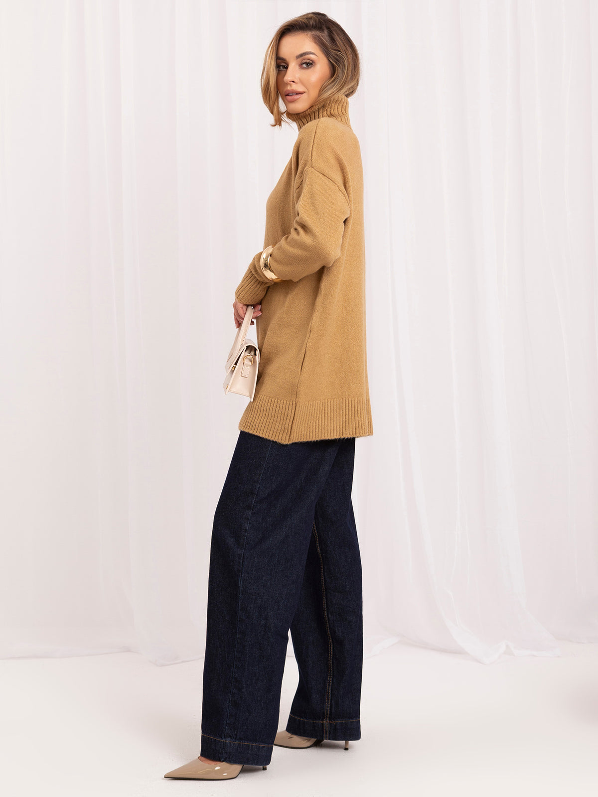 Jersey camel holgado cuello alto