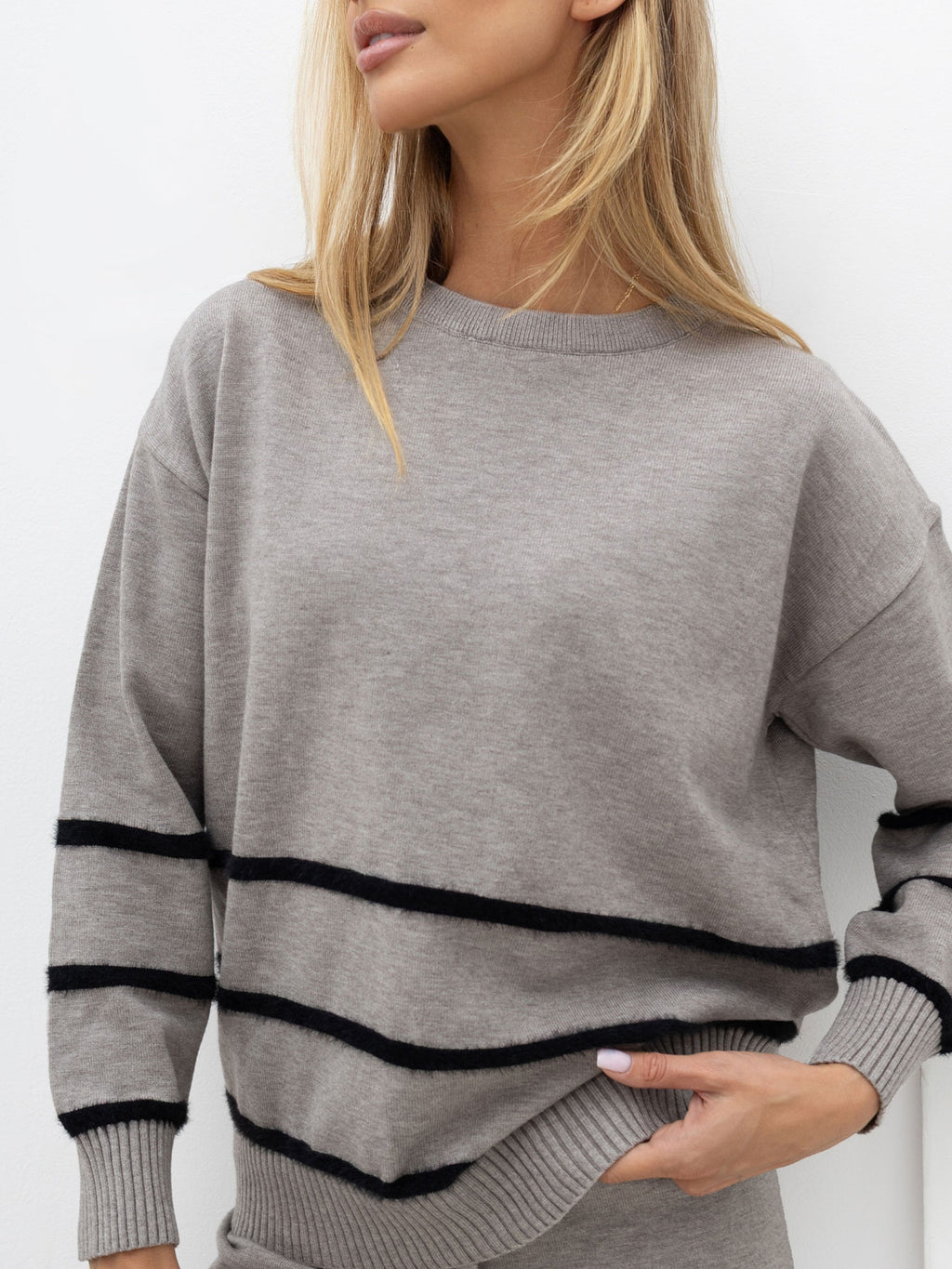 Conjunto de punto gris con pantalón ancho