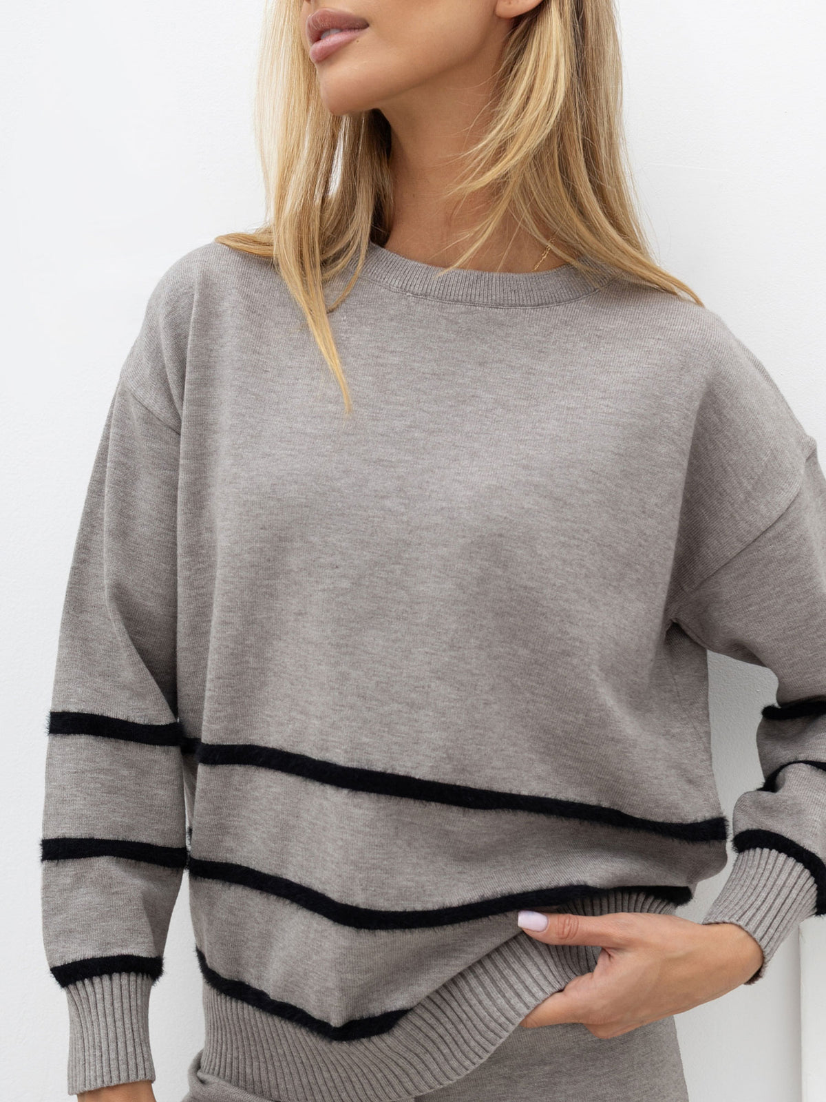 Conjunto de punto gris con pantalón ancho