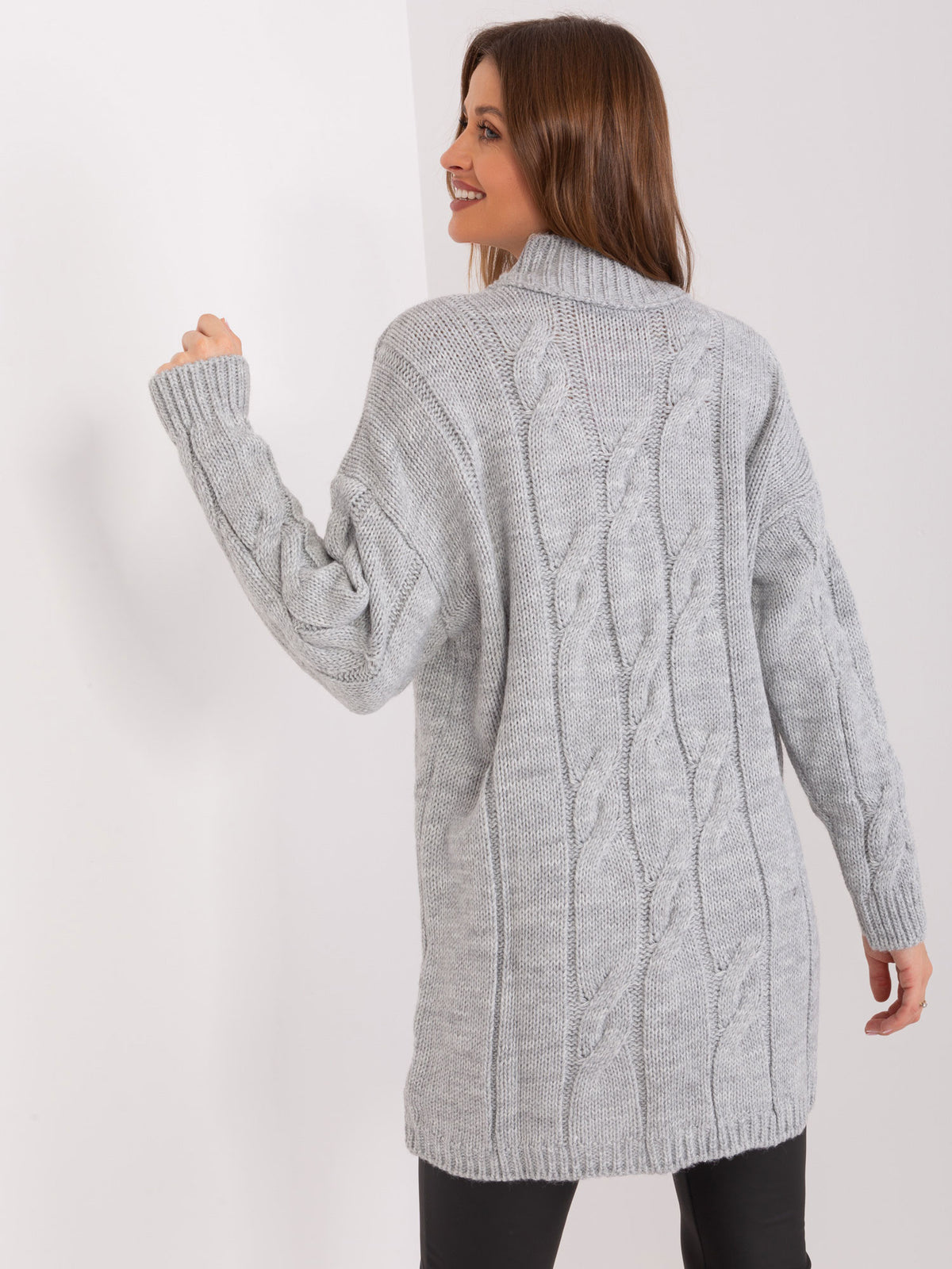 Vestido de punto gris con cuello alto
