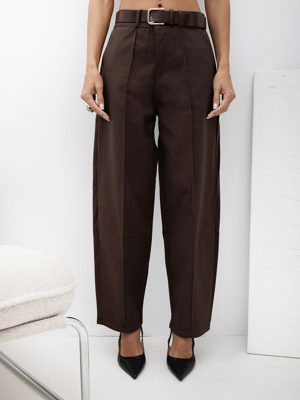Pantalón carrot marrón con cinturón