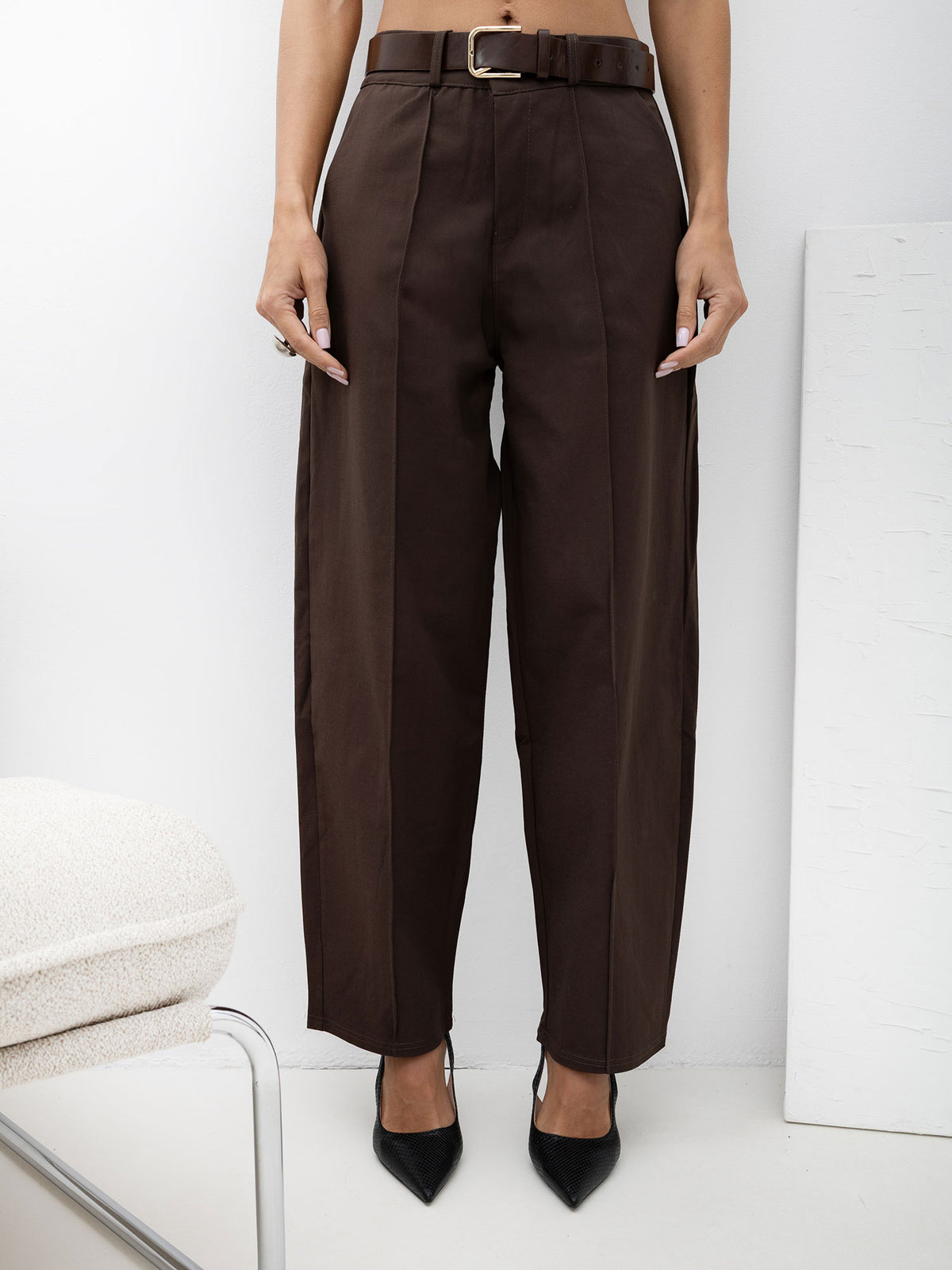 Pantalón carrot marrón con cinturón