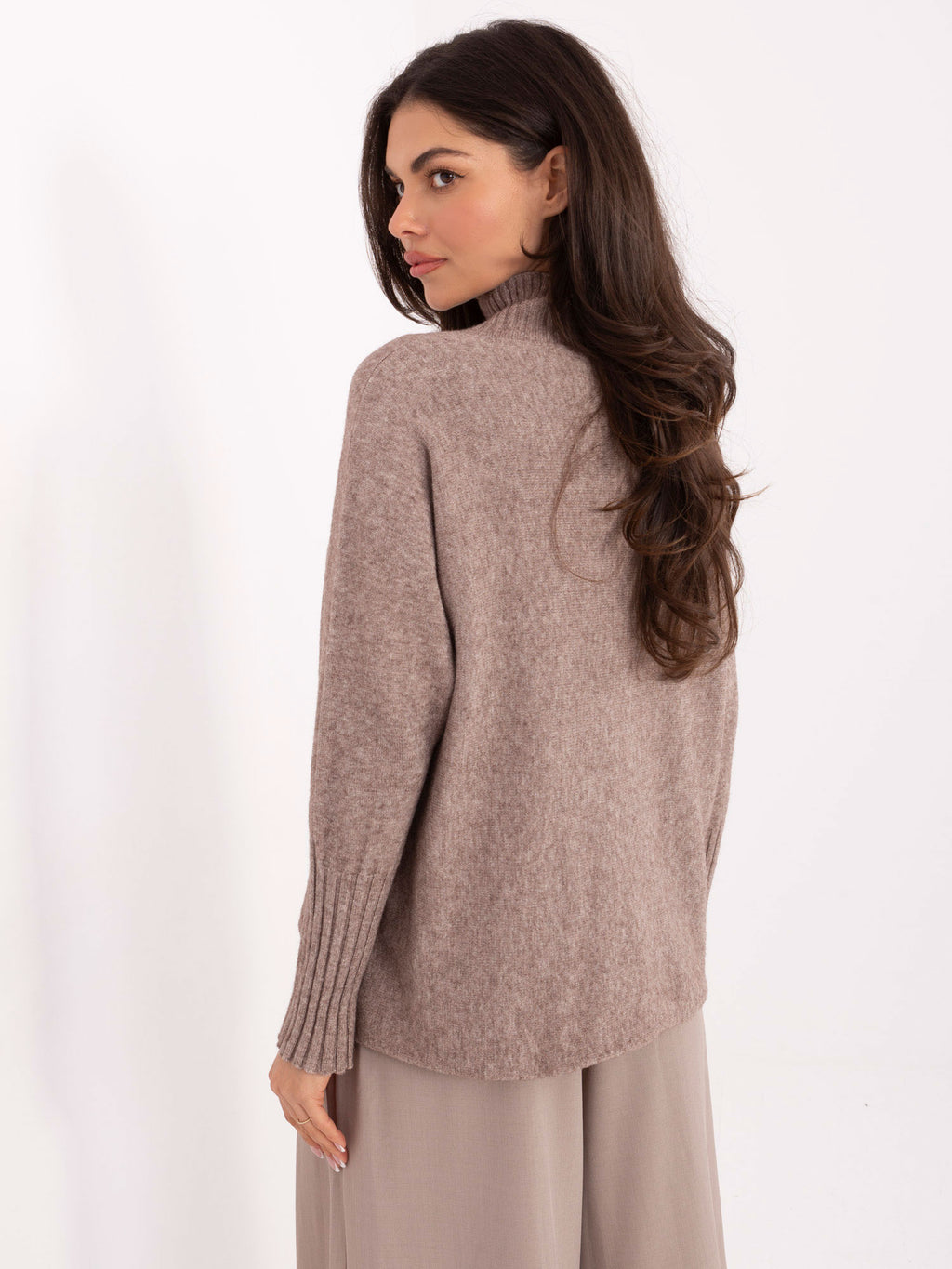 Jersey oversized fango con cuello alto