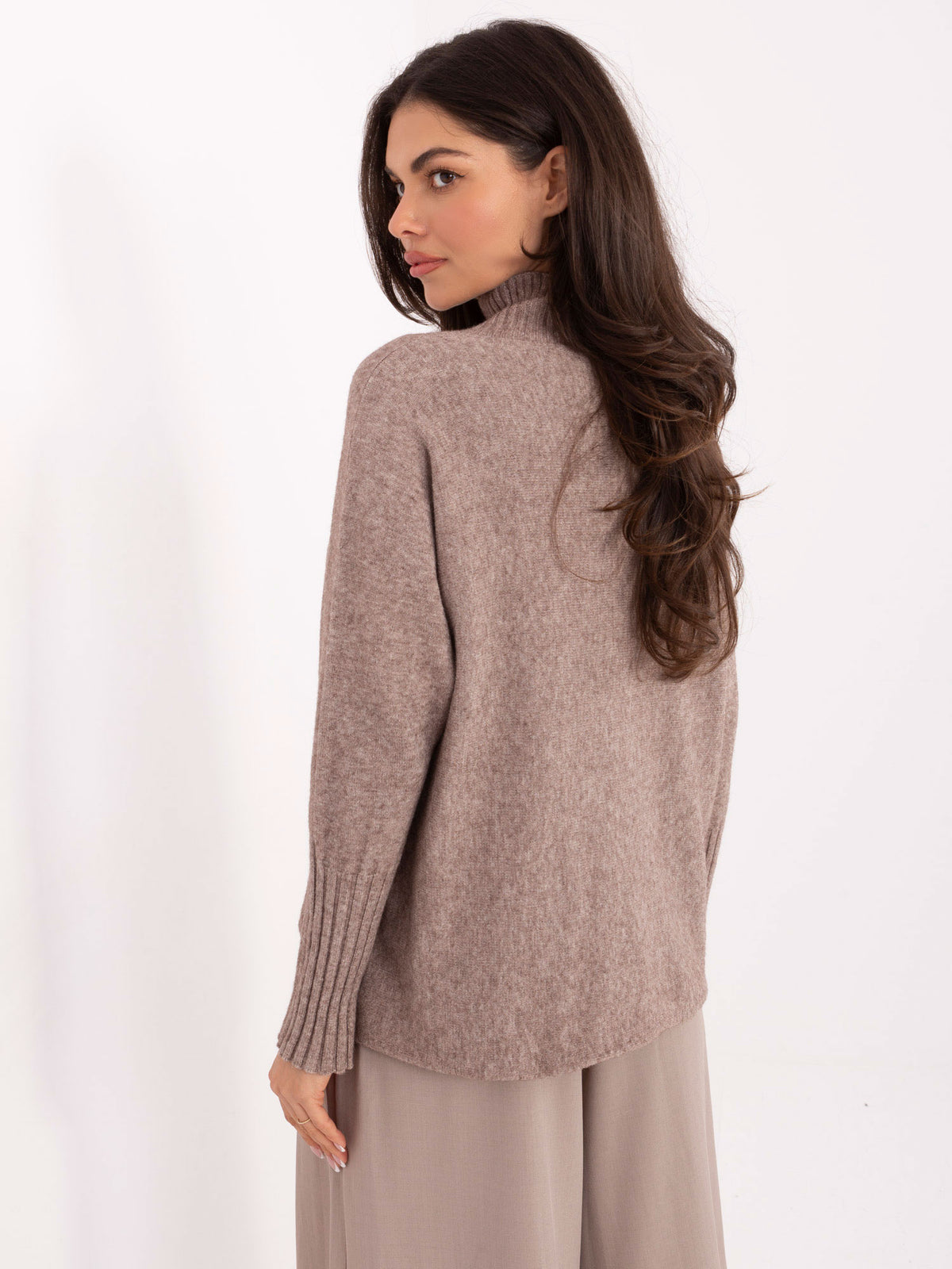 Jersey oversized fango con cuello alto
