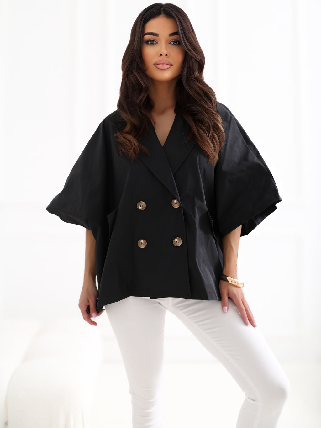 Abrigo Oversize Negro Manga Corta