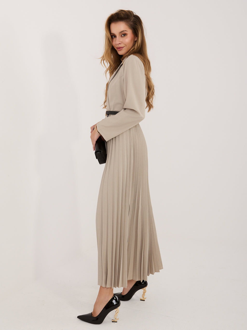 Vestido elegante beige con cinturón