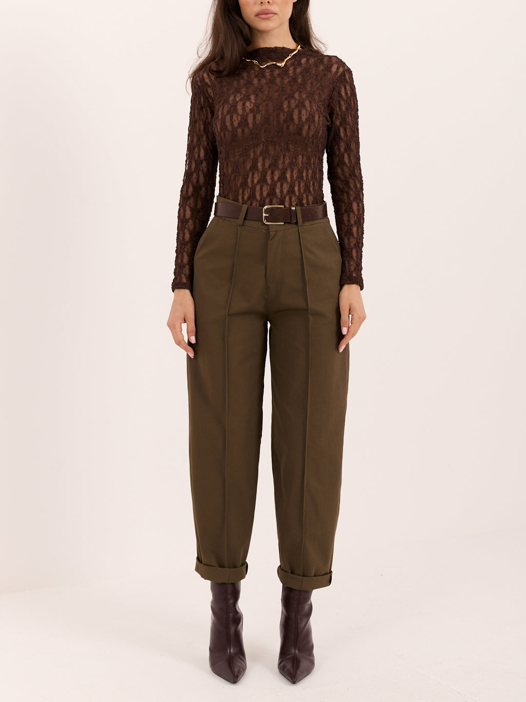 Pantalón carrot khaki con cinturón