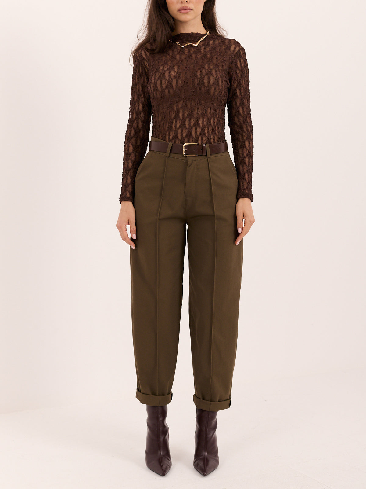 Pantalón carrot khaki con cinturón