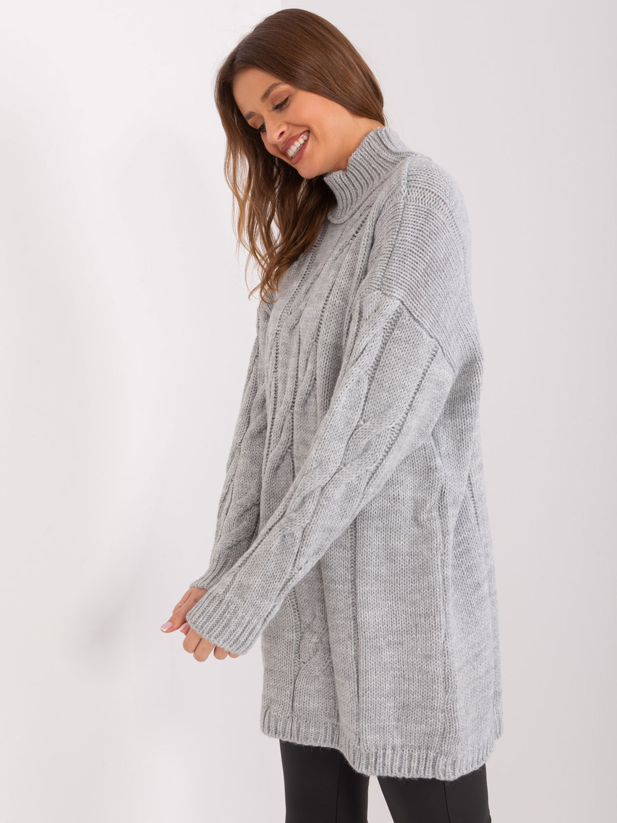 Vestido de punto gris con cuello alto