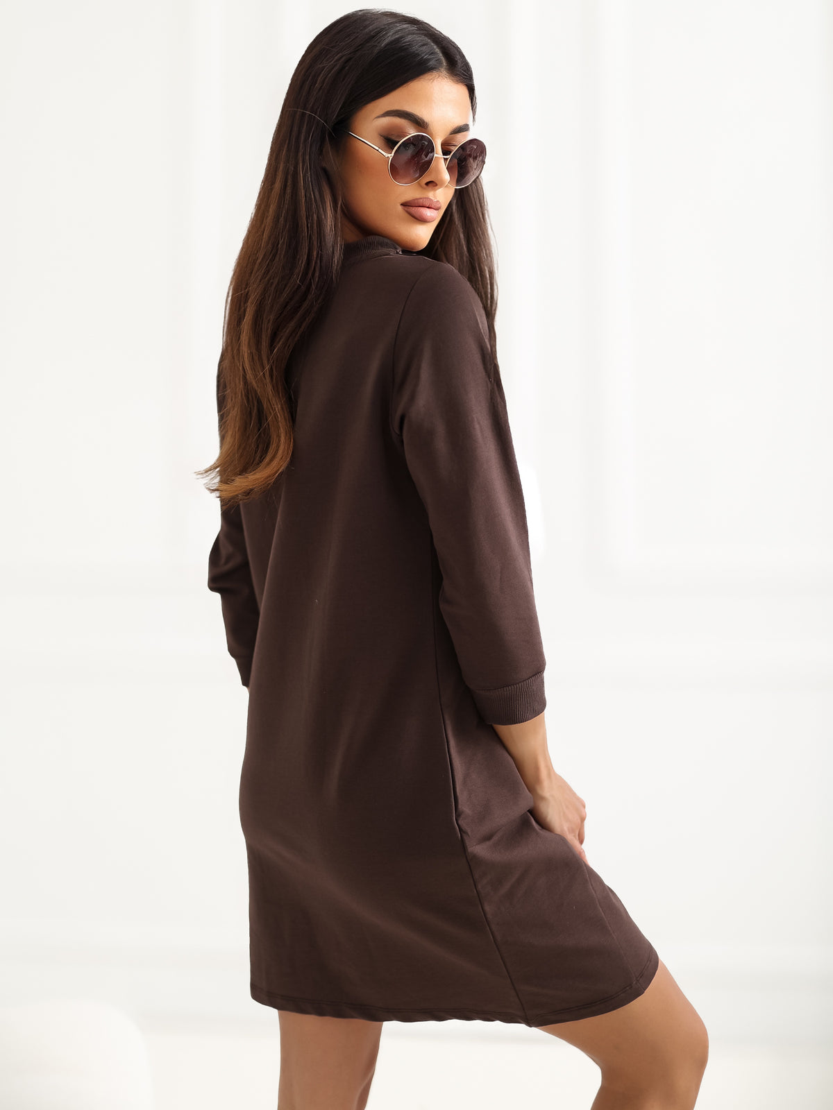 Vestido chocolate con escote barco