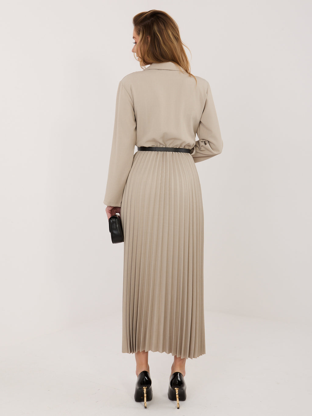 Vestido elegante beige con cinturón