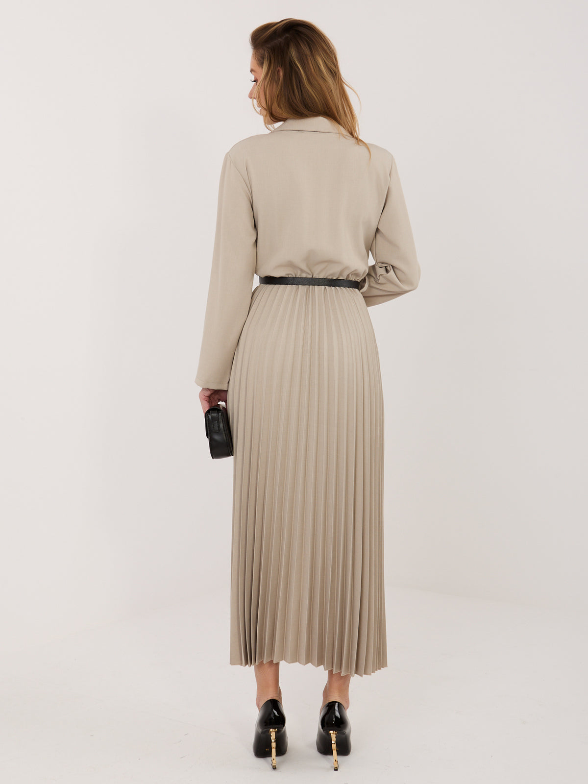 Vestido elegante beige con cinturón
