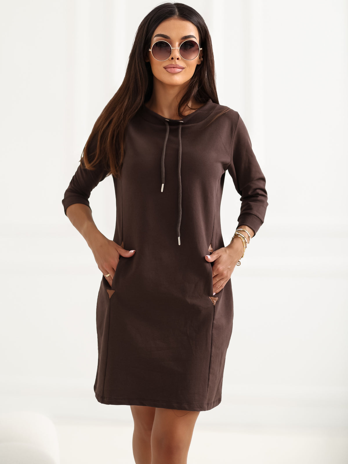 Vestido chocolate con escote barco