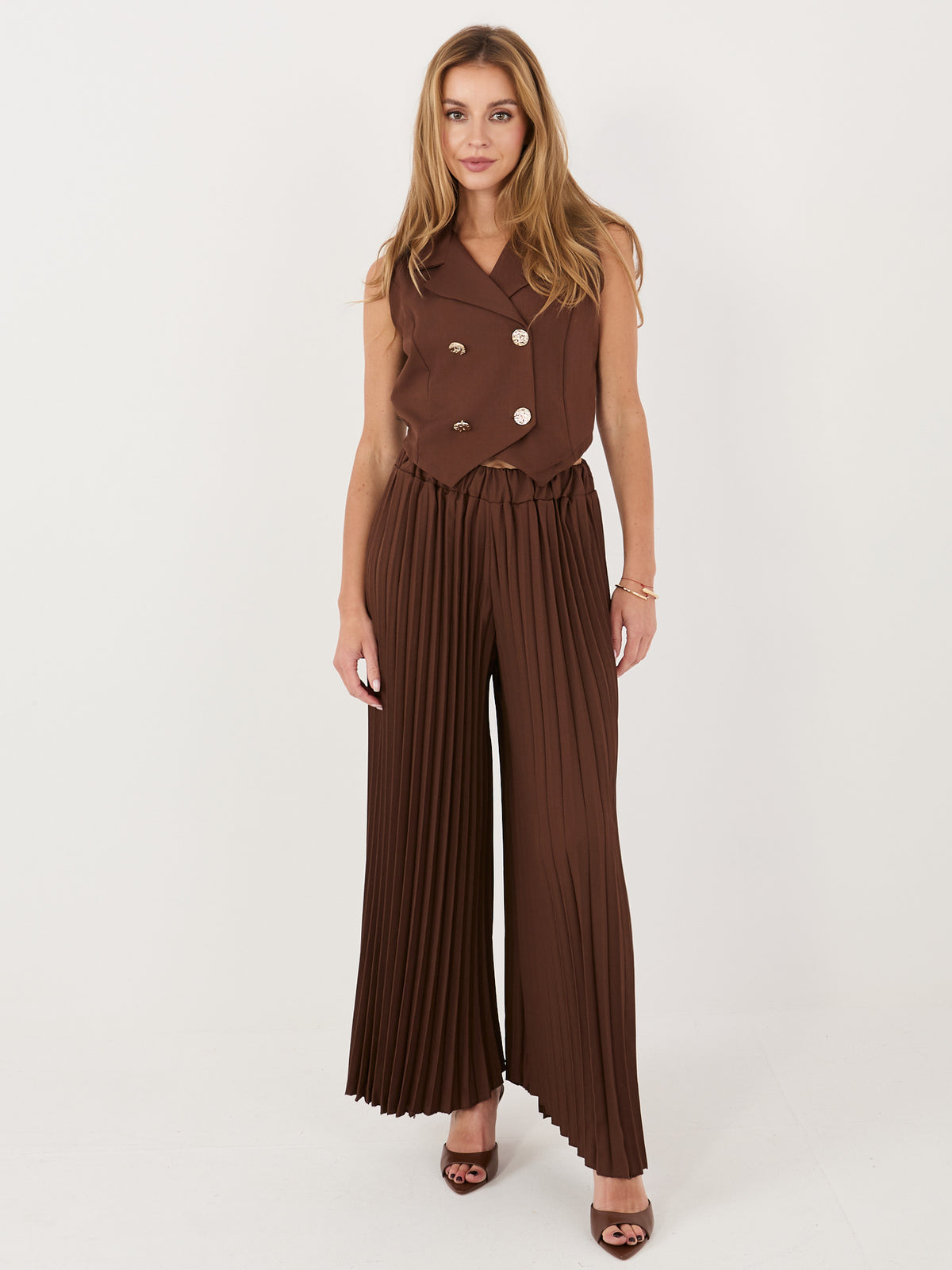 Conjunto chocolate con chaleco cruzado