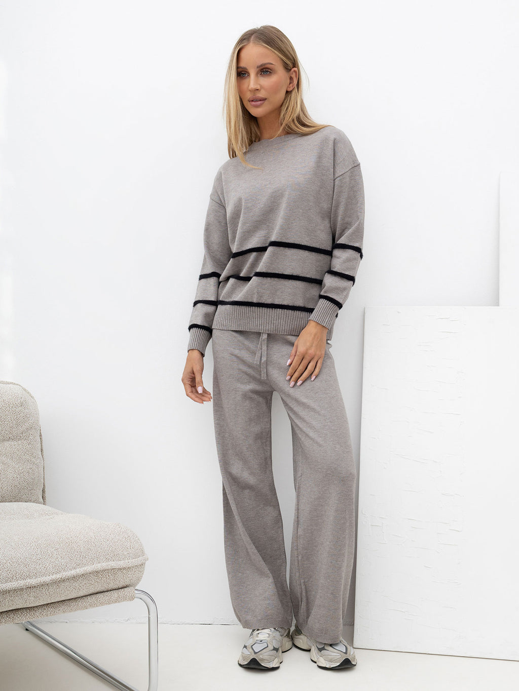 Conjunto de punto gris con pantalón ancho