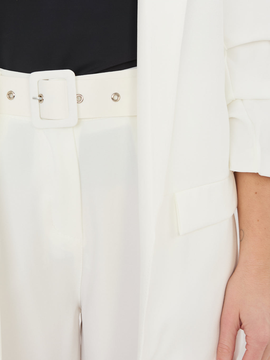Conjunto elegante ecru con cinturón