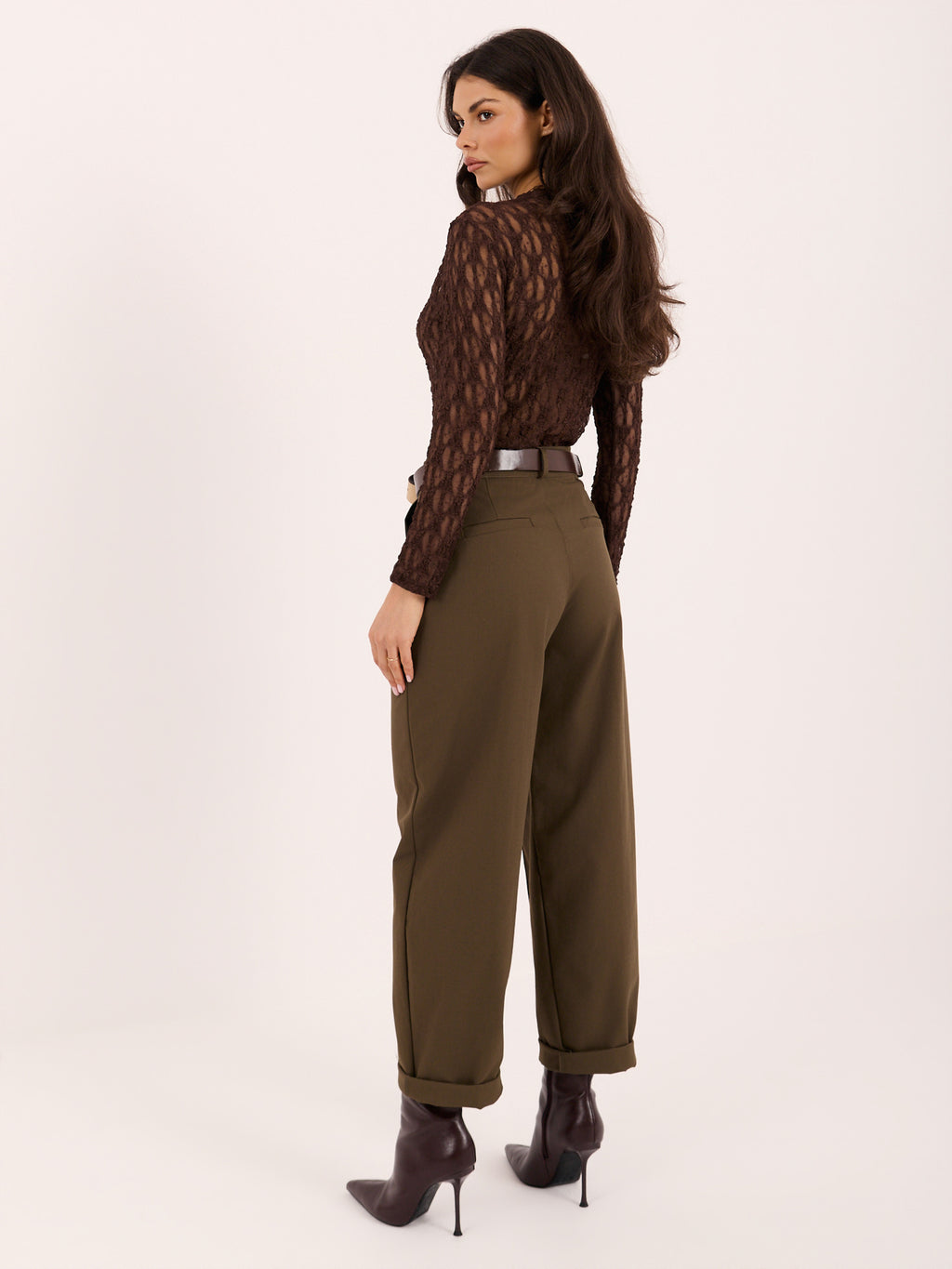 Pantalón carrot khaki con cinturón